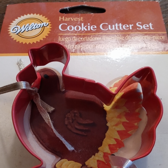 NEW Wilton HARVEST 3-Pc. COOKIE CUTTER SET - TURKEY LEAF PUMPKIN - Picture 6 of 6